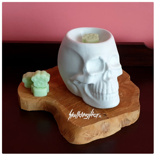 Fragrance burner skull white